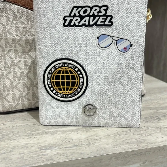 Michael Kors Jet Set Travel Md Embellished Signature Logo Passport Case
Optic Wh - Picture 4 of 16